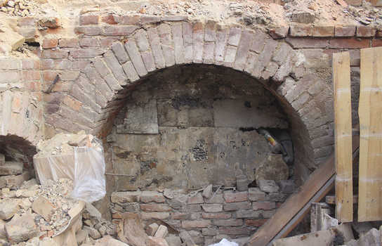 Новини Вінниці / В знайдених під ковшем екскаватора у Вінниці підземеллях вбачають частину ходів, які з’єднані із сусідніми будинками (ФОТО, ВІДЕО) 