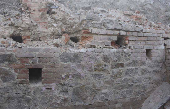 Новини Вінниці / В знайдених під ковшем екскаватора у Вінниці підземеллях вбачають частину ходів, які з’єднані із сусідніми будинками (ФОТО, ВІДЕО) 