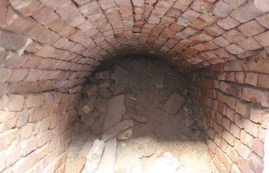 Новини Вінниці / В знайдених під ковшем екскаватора у Вінниці підземеллях вбачають частину ходів, які з’єднані із сусідніми будинками (ФОТО, ВІДЕО) 