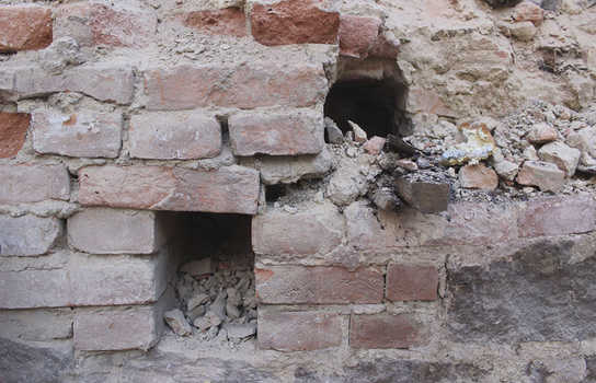 Новини Вінниці / В знайдених під ковшем екскаватора у Вінниці підземеллях вбачають частину ходів, які з’єднані із сусідніми будинками (ФОТО, ВІДЕО) 