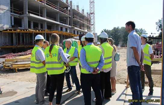 Новини Вінниці / Фахівці Світового банку перевірили, як у Вінниці за їхньої підтримки будують кардіоцентр (ФОТО)