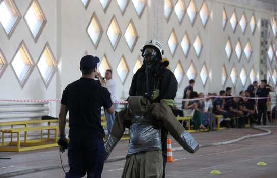 Новини Вінниці / Визначили найсильніших та зібрали 60 тис грн на лікування колеги: у Вінниці пройшли змагання рятувальників (ФОТО, ВІДЕО) 