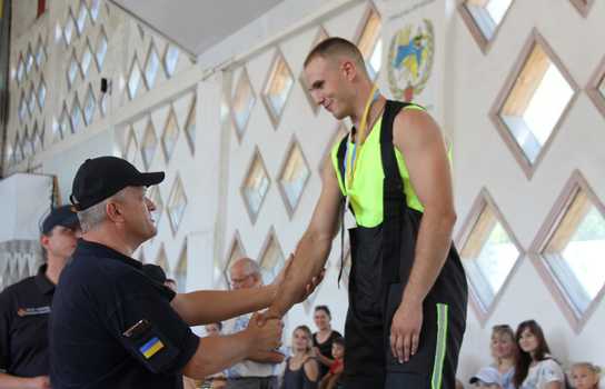 Новини Вінниці / Визначили найсильніших та зібрали 60 тис грн на лікування колеги: у Вінниці пройшли змагання рятувальників (ФОТО, ВІДЕО) 