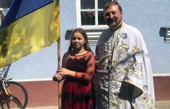 Новини Вінниці / Третя релігійна громада ПЦУ на Вінниччині освятила і підняла біля храму національний прапор (ФОТО)