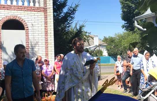 Новини Вінниці / Третя релігійна громада ПЦУ на Вінниччині освятила і підняла біля храму національний прапор (ФОТО)