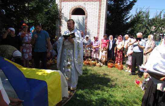 Новини Вінниці / Третя релігійна громада ПЦУ на Вінниччині освятила і підняла біля храму національний прапор (ФОТО)