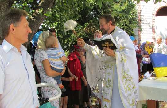 Новини Вінниці / Третя релігійна громада ПЦУ на Вінниччині освятила і підняла біля храму національний прапор (ФОТО)