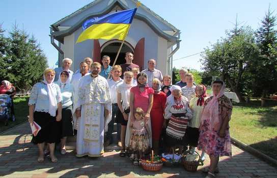 Новини Вінниці / Третя релігійна громада ПЦУ на Вінниччині освятила і підняла біля храму національний прапор (ФОТО)