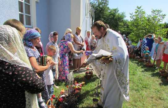 Новини Вінниці / Третя релігійна громада ПЦУ на Вінниччині освятила і підняла біля храму національний прапор (ФОТО)