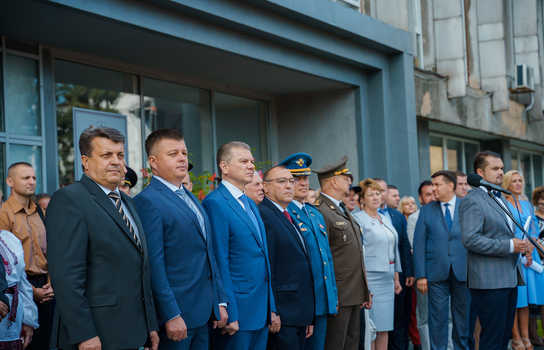 Новини Вінниці / Вінниця урочисто «одяглась» у синьо-жовті кольорі. У місті підняли величезний державний прапор