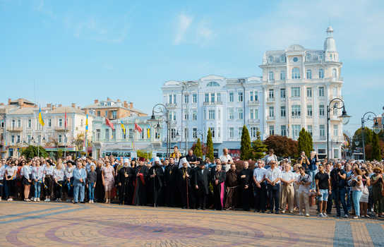 Новини Вінниці / Вінниця урочисто «одяглась» у синьо-жовті кольорі. У місті підняли величезний державний прапор