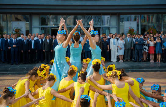 Новини Вінниці / Вінниця урочисто «одяглась» у синьо-жовті кольорі. У місті підняли величезний державний прапор