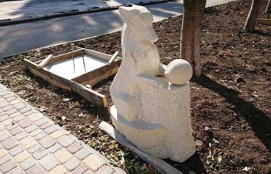 Новини Вінниці / Поруч з вінницької Книжкою розпочали встановлювати скульптури казкових героїв (ФОТО)