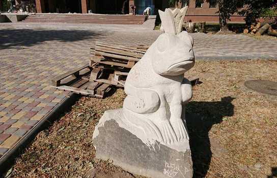 Новини Вінниці / Поруч з вінницької Книжкою розпочали встановлювати скульптури казкових героїв (ФОТО)