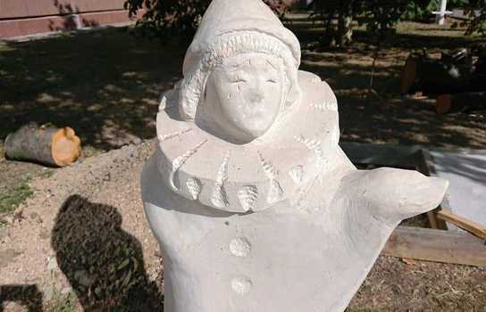 Новини Вінниці / Поруч з вінницької Книжкою розпочали встановлювати скульптури казкових героїв (ФОТО)