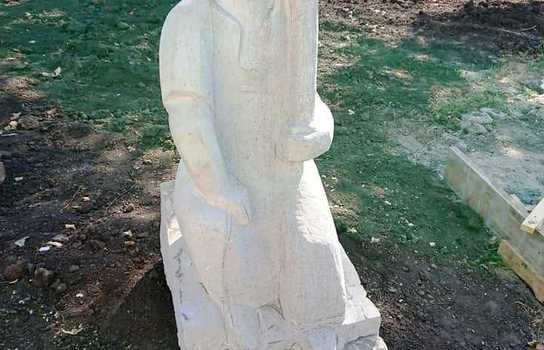 Новини Вінниці / Поруч з вінницької Книжкою розпочали встановлювати скульптури казкових героїв (ФОТО)