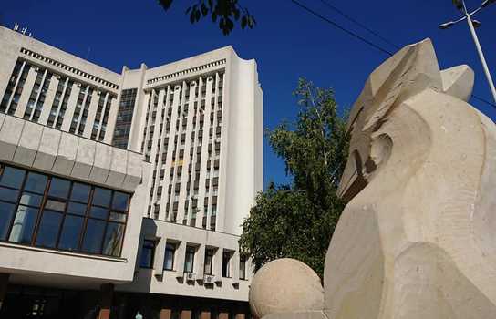 Новини Вінниці / Поруч з вінницької Книжкою розпочали встановлювати скульптури казкових героїв (ФОТО)