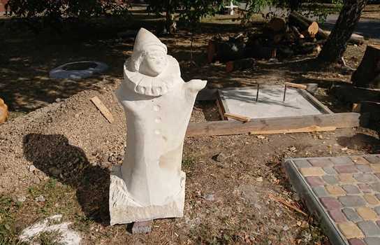 Новини Вінниці / Поруч з вінницької Книжкою розпочали встановлювати скульптури казкових героїв (ФОТО)