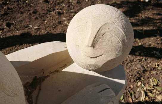 Новини Вінниці / Поруч з вінницької Книжкою розпочали встановлювати скульптури казкових героїв (ФОТО)