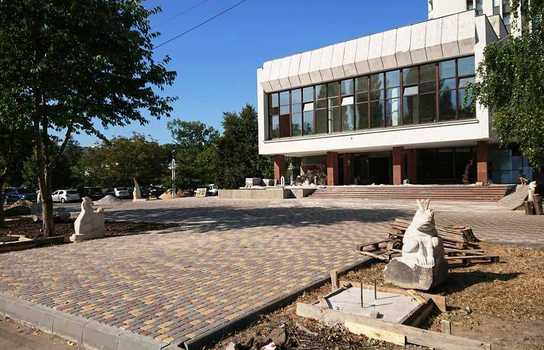 Новини Вінниці / Поруч з вінницької Книжкою розпочали встановлювати скульптури казкових героїв (ФОТО)