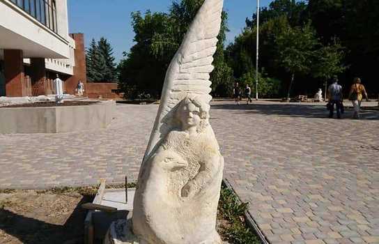 Новини Вінниці / Поруч з вінницької Книжкою розпочали встановлювати скульптури казкових героїв (ФОТО)