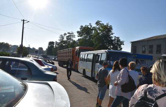 Новини Вінниці / У Тростянці Вінницької області місцеві мешканці перекрили дорогу і планують «диверсію» на спиртзаводі