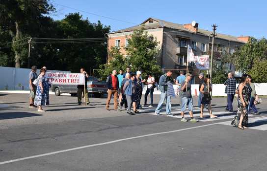 Новини Вінниці / У Тростянці Вінницької області місцеві мешканці перекрили дорогу і планують «диверсію» на спиртзаводі