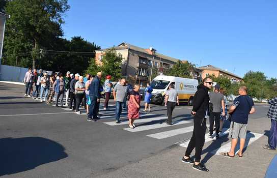 Новини Вінниці / У Тростянці Вінницької області місцеві мешканці перекрили дорогу і планують «диверсію» на спиртзаводі