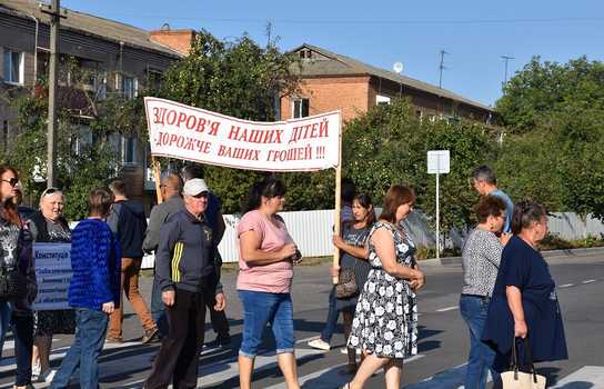 Новини Вінниці / У Тростянці Вінницької області місцеві мешканці перекрили дорогу і планують «диверсію» на спиртзаводі
