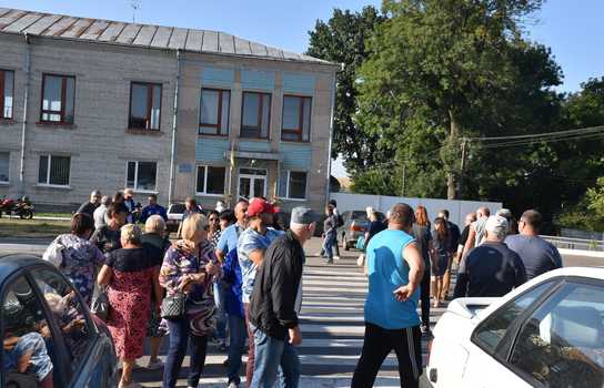 Новини Вінниці / У Тростянці Вінницької області місцеві мешканці перекрили дорогу і планують «диверсію» на спиртзаводі