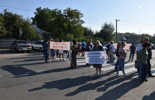 Новини Вінниці / У Тростянці Вінницької області місцеві мешканці перекрили дорогу і планують «диверсію» на спиртзаводі