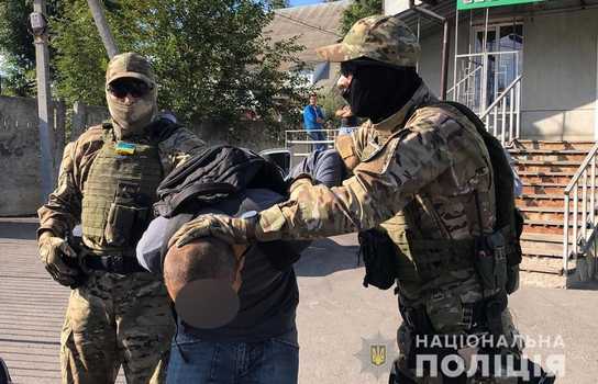 Новини Вінниці / Гучне затримання у Вінниці: бійці КОРДу «пов’язали» підозрюваного у катуванні усиновлених дітей та поширенні дитячої порнографії (ФОТО, ВІДЕО)