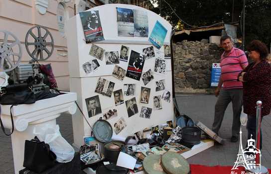 Новини Вінниці / Із «червоною доріжкою», ретро-кіноапаратом та давньою плівкою у центрі Вінниці відзначили День українського кіно (ФОТО, ВІДЕО) 