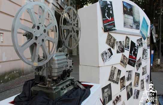 Новини Вінниці / Із «червоною доріжкою», ретро-кіноапаратом та давньою плівкою у центрі Вінниці відзначили День українського кіно (ФОТО, ВІДЕО) 