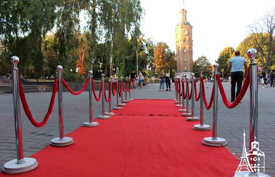 Новини Вінниці / Із «червоною доріжкою», ретро-кіноапаратом та давньою плівкою у центрі Вінниці відзначили День українського кіно (ФОТО, ВІДЕО) 