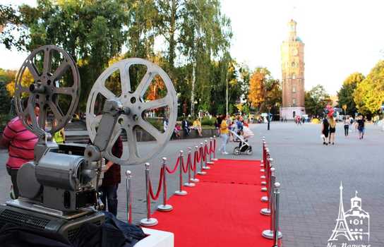 Новини Вінниці / Із «червоною доріжкою», ретро-кіноапаратом та давньою плівкою у центрі Вінниці відзначили День українського кіно (ФОТО, ВІДЕО) 