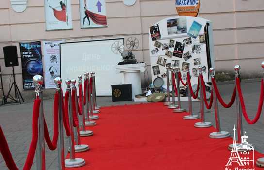 Новини Вінниці / Із «червоною доріжкою», ретро-кіноапаратом та давньою плівкою у центрі Вінниці відзначили День українського кіно (ФОТО, ВІДЕО) 