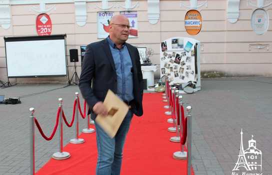 Новини Вінниці / Із «червоною доріжкою», ретро-кіноапаратом та давньою плівкою у центрі Вінниці відзначили День українського кіно (ФОТО, ВІДЕО) 