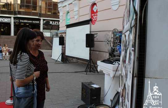 Новини Вінниці / Із «червоною доріжкою», ретро-кіноапаратом та давньою плівкою у центрі Вінниці відзначили День українського кіно (ФОТО, ВІДЕО) 