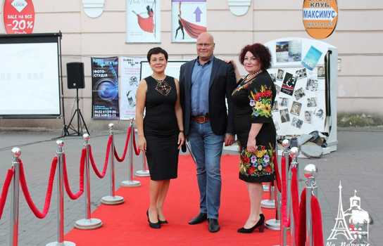 Новини Вінниці / Із «червоною доріжкою», ретро-кіноапаратом та давньою плівкою у центрі Вінниці відзначили День українського кіно (ФОТО, ВІДЕО) 