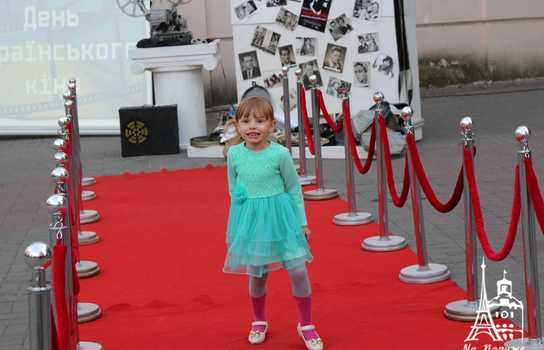 Новини Вінниці / Із «червоною доріжкою», ретро-кіноапаратом та давньою плівкою у центрі Вінниці відзначили День українського кіно (ФОТО, ВІДЕО) 