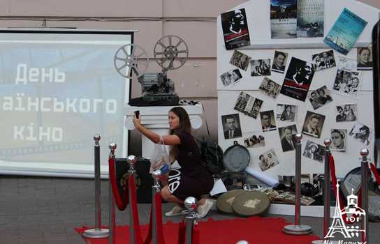 Новини Вінниці / Із «червоною доріжкою», ретро-кіноапаратом та давньою плівкою у центрі Вінниці відзначили День українського кіно (ФОТО, ВІДЕО) 