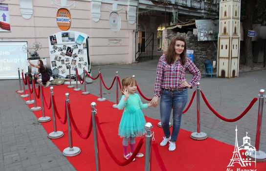 Новини Вінниці / Із «червоною доріжкою», ретро-кіноапаратом та давньою плівкою у центрі Вінниці відзначили День українського кіно (ФОТО, ВІДЕО) 