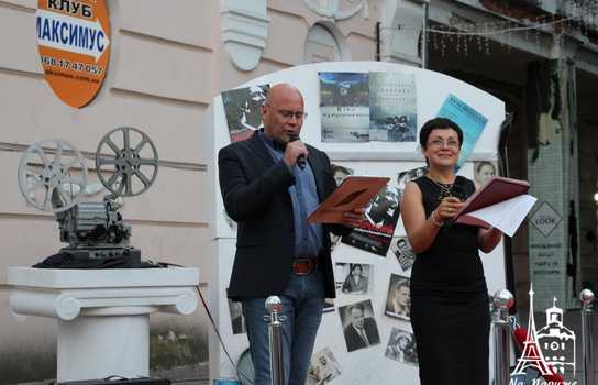 Новини Вінниці / Із «червоною доріжкою», ретро-кіноапаратом та давньою плівкою у центрі Вінниці відзначили День українського кіно (ФОТО, ВІДЕО) 