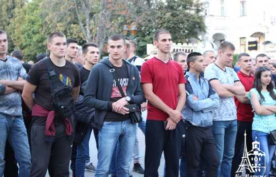 Новини Вінниці / Із «червоною доріжкою», ретро-кіноапаратом та давньою плівкою у центрі Вінниці відзначили День українського кіно (ФОТО, ВІДЕО) 