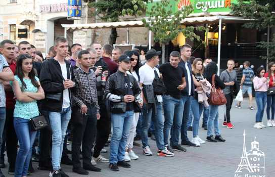 Новини Вінниці / Із «червоною доріжкою», ретро-кіноапаратом та давньою плівкою у центрі Вінниці відзначили День українського кіно (ФОТО, ВІДЕО) 