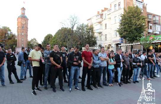 Новини Вінниці / Із «червоною доріжкою», ретро-кіноапаратом та давньою плівкою у центрі Вінниці відзначили День українського кіно (ФОТО, ВІДЕО) 