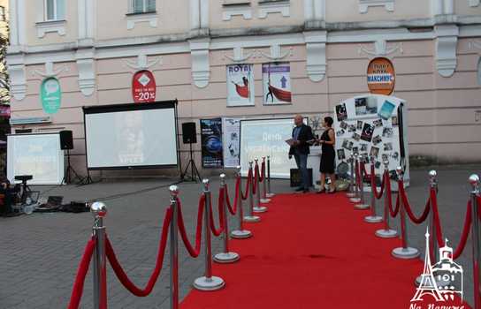 Новини Вінниці / Із «червоною доріжкою», ретро-кіноапаратом та давньою плівкою у центрі Вінниці відзначили День українського кіно (ФОТО, ВІДЕО) 