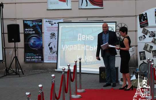 Новини Вінниці / Із «червоною доріжкою», ретро-кіноапаратом та давньою плівкою у центрі Вінниці відзначили День українського кіно (ФОТО, ВІДЕО) 