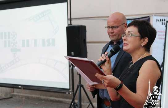 Новини Вінниці / Із «червоною доріжкою», ретро-кіноапаратом та давньою плівкою у центрі Вінниці відзначили День українського кіно (ФОТО, ВІДЕО) 